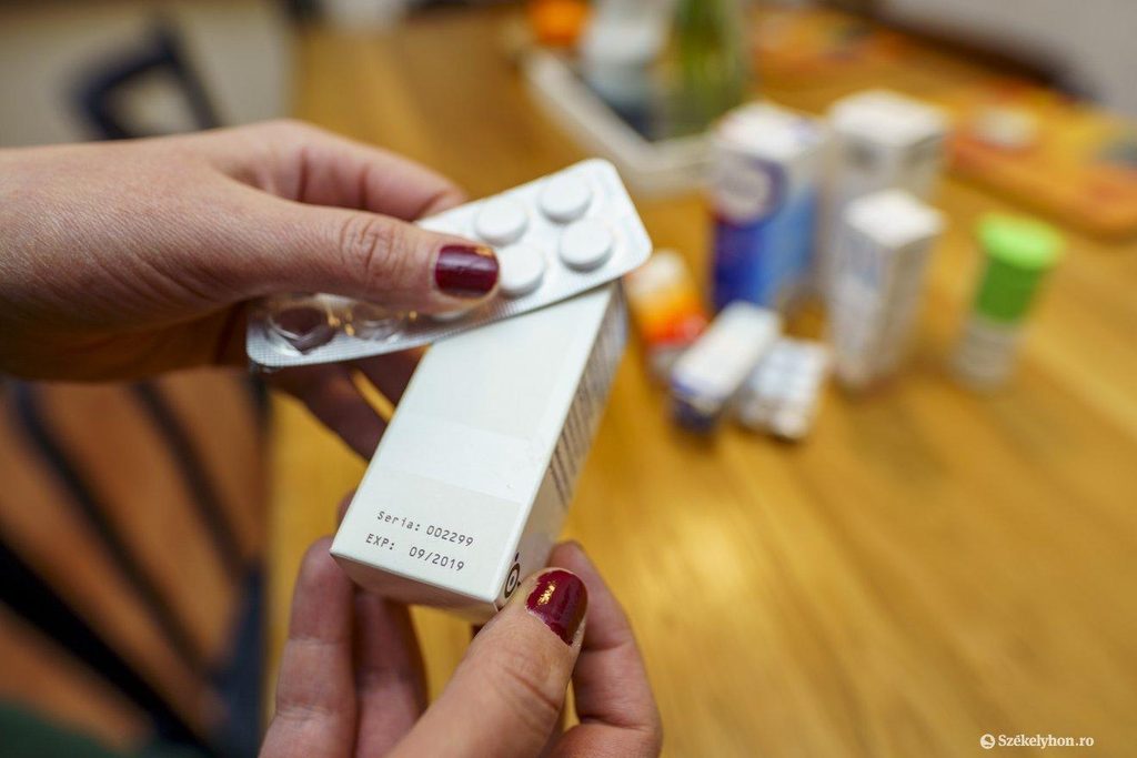 Pemeriksaan tanggal kedaluwarsa dan batas penggunaan obat pada kemasan.