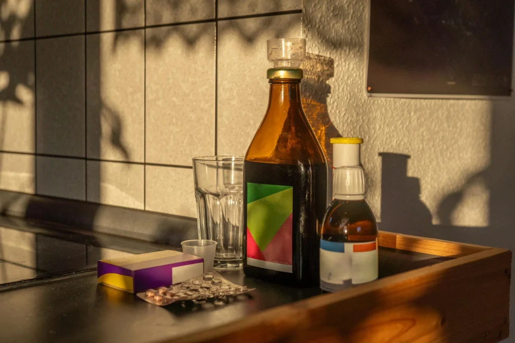 Obat yang diletakkan dekat jendela dan terkena sinar matahari langsung.